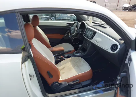 2015 Volkswagen Beetle 1.8T Classic z USA, uszkodzony, nr VIN 3VWF17AT5FM653676